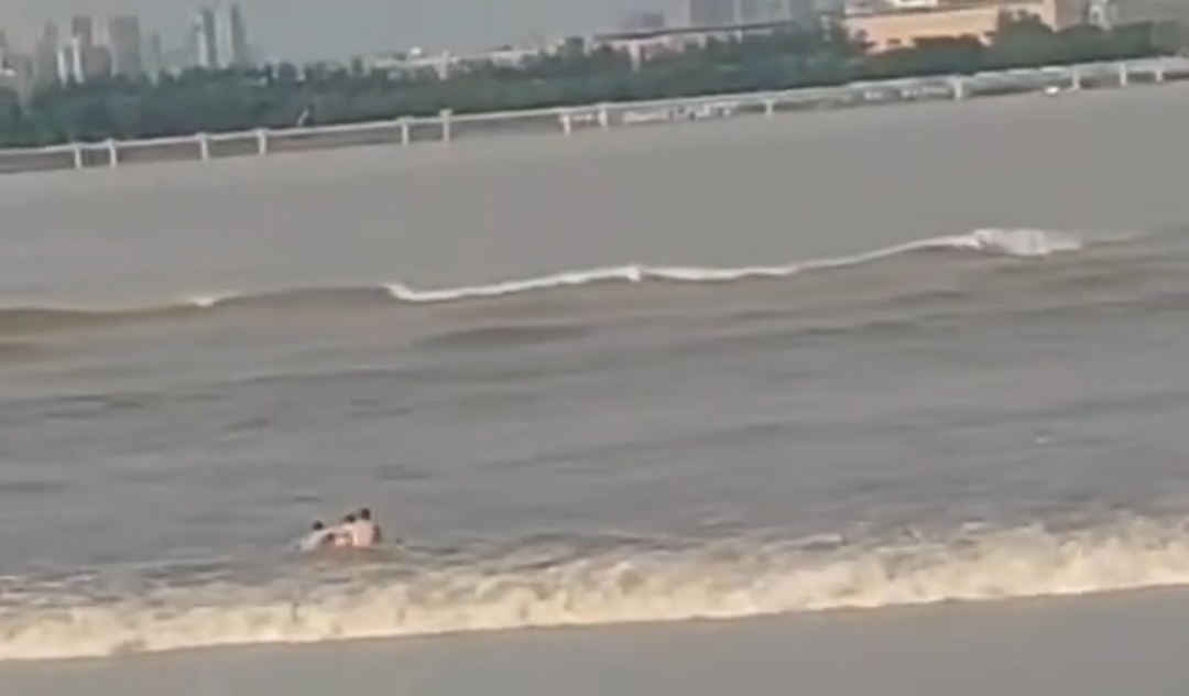 �۳��赱�ģ����ݾű�����3�˹۳���������1��