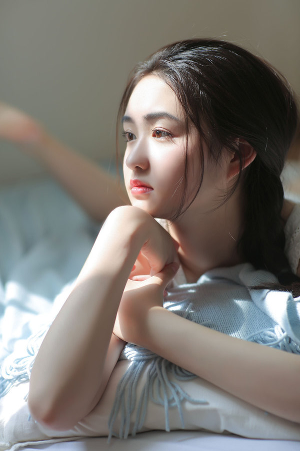���촩���Ǹ���ѩɽһԾ���µ�Ů�˾�������